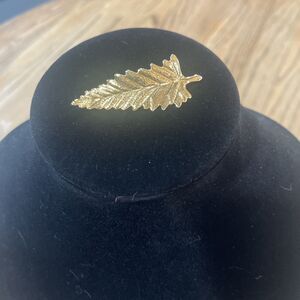 Vintage Sharp Stylish Gold Tone Leave Brooch Pin Wear On The Back
